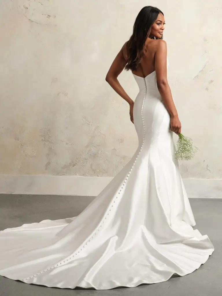 bride wearing sophistacted mermaid wedding dress